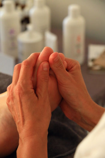 réflexologie plantaire harmonisation énergétique équilibre l'organisme renforce le système immunitaire massage des pieds libère les angoisses aide à retrouver  le sommeil apaise redonne de l'énergie calme le système digestif redonne confiance en soi 