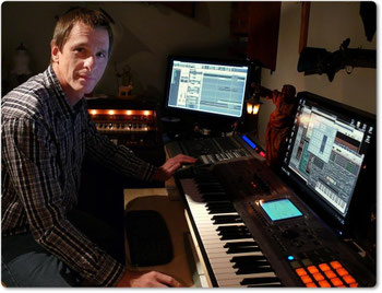 Jan Lich mit seinem Instrument, dem Synthesizer