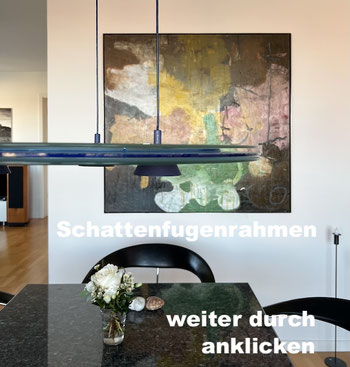 Bild von Claudio Ferrari, eingelegt in schlichten Eisenrahmen. 