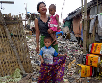 Une mère du bidonville avec ses deux enfants.