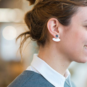 bijou de lobe, bijoux de lobes, boucle d'oreille Khêpri, bijoux contemporain, argent et corian, Nelly Chemin