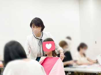 企業向けパーソナルカラー研修で診断を行っている様子