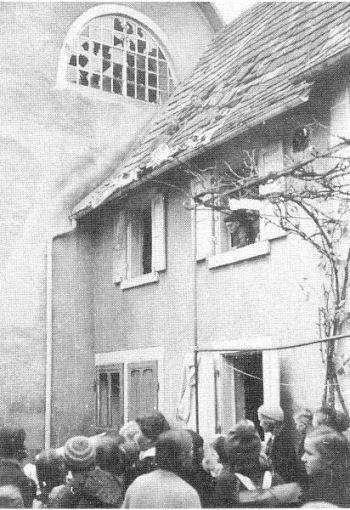 Bevölkerung vor der zerstörten Synagoge