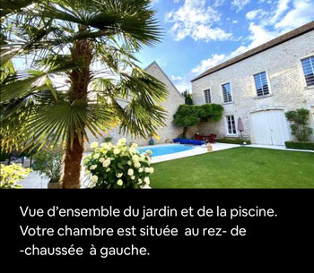 Vue d’ensemble du jardin et de la piscine de la chambre d’hôtes Le Jardin à Meursault en Bourgogne