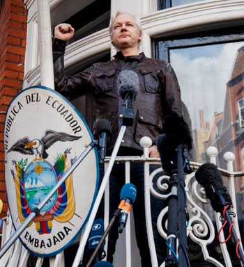 Julian Assange holder tale fra ambassadens altan 