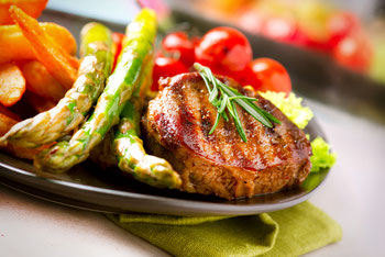 Rindfleisch-Steak gegrillt mit Bratkartoffeln, Spargel und Cherry Tomaten