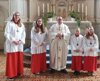 Bei der Amtseinführung von Ronja (rechts) und Johanne (zweite von rechts) im Bild (von links) die Messdienerleiterinnen Annalena Riepen und Lea Wiedemeyer sowie Pastor Werner Lütkefend.
