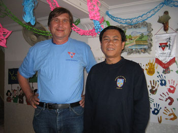Rechts: Buntok Deth, Generalsekretär des kambodschanischen YMCA, und Manfred Wille mit dem neuen T-Shirt