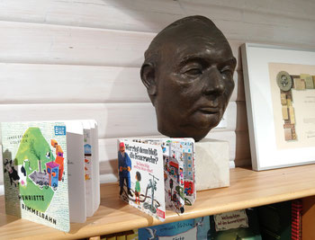 Bücher von James Krüss und eine Büste des Autors im Museum Helgoland. Foto: Christoph Schumann, 2026