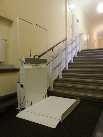 Preis Kosten von einem Plattformlift, Rollstuhllift oder Schrägaufzug für eine gerade Treppe. Auch Behindertenlift oder Rollstuhltreppenlift genannt.