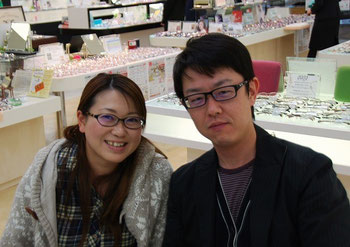 ご一緒にメガネをお求めいただきました、S様ご夫婦です。 ご主人様にはオークリー・サーヴォを奥様にはフォーナインズ・NP-87をお選びいただきました。