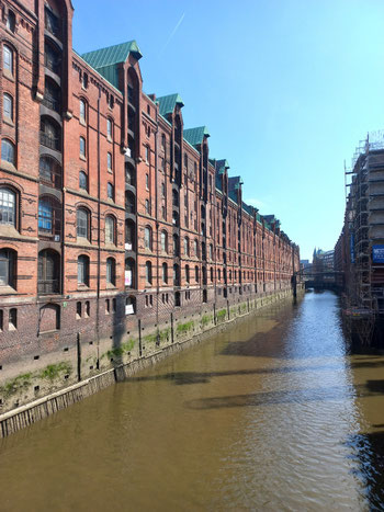 Kanal_in_der_Hamburger_Speicherstadt