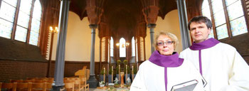 Rita Osowski und Elmar Ibels haben schon einige Trauerfeiern in der Kapelle auf dem Alten Friedhof am Sternbuschweg in Neudorf durchgeführt. (WAZ-Foto: Kerstin Bögeholz)