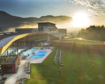 Hallenbad im Salzkammergut – Familienfreundliche Therme mit Becken und Bergblick