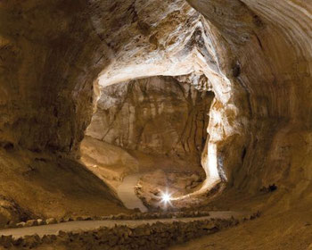 Unterirdisches Abenteuer im Salzkammergut – Tropfsteinhöhle mit beleuchtetem Felsgang für Familien