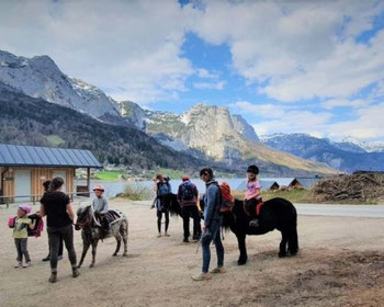 Kreativangebote für Kinder im Salzkammergut – Familien beim Natur- und Handwerkserlebnis in Bergkulisse