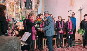 Alois Eiber überreichte den Initiatorinnen Blumensträuße. 