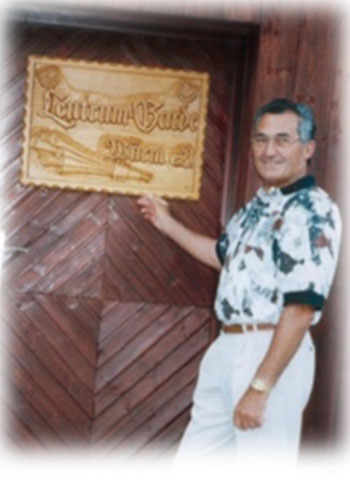 Wolfgang Grassler bei Übergabe des von ihm geschnitzten Eingangsschildes für unser Vereinsheim