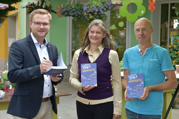 Autorin Gabriele Dienstl und Mistelbachs Bürgermeister Erich Stubenvoll, mit Facultas Mistelbach Leiter Fritz Duda