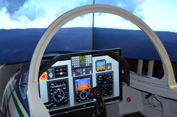 La cabina del GDD con i principali comandi del M-345
