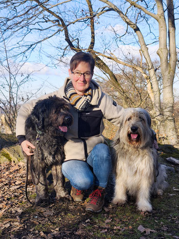 Svenja mit Ihren zwei Hunden