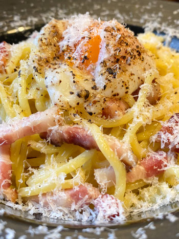 19.     とろ～り半熟卵と"和豚もちぶたベーコン"のカルボナーラ　🧀　１,２００円   