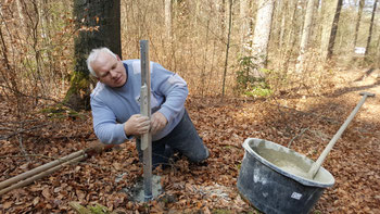 Die Bodenhülsen für die DiscGolf-Körbe werden exakt ausgerichtet