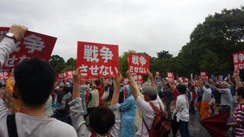 雨の駿府城公園にたくさんの人が