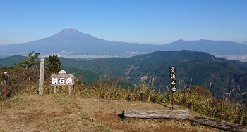 雲一つない富士。南アルプス方面も見渡せる山頂