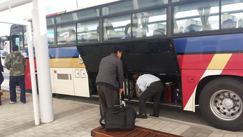 空港送迎バスに不可欠なのはトランクだ