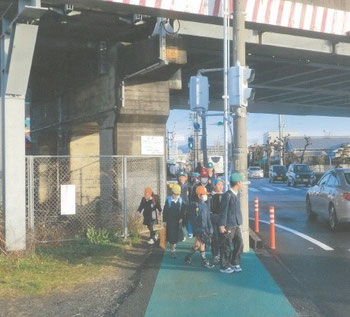 後ろのフェンスを撤去して歩道を拡幅したい