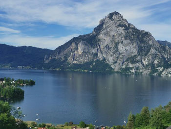 Traunsee mit Traunstein und Grünberg.