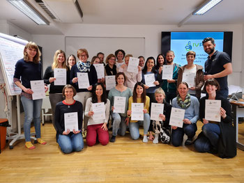 Gruppenfoto mit unseren 20 neuen, zertifizierten Vestibular-Therapeuten beim Physiozentrum in Wien.