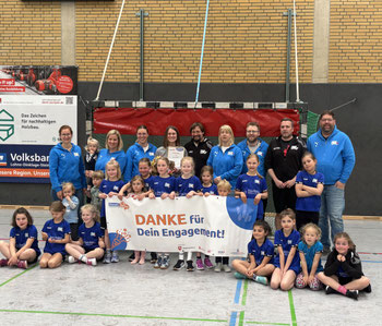 Spielwartin Laura Hühn von der Handballabteilung des TuS Blau Weiß Lohne e. V. wird zur Vereinsheldin