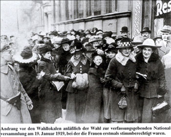 19. Januar 1919: Wegen der hohen Wahlbeteiligung mussten die Frauen z.T. stundenlang vor den Wahllokalen anstehen. Quelle: www.kronshagen.de