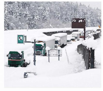 大雪で延べ2000台車両が立ち往生