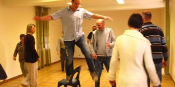 Xavier Vanderhaegen, au centre et au pied de la chaise, anime les ateliers d’impro © PHOTO DR