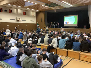 Schüler:innen der Realschule T.-Neustadt bei der Schulversammlung in der Sporthalle