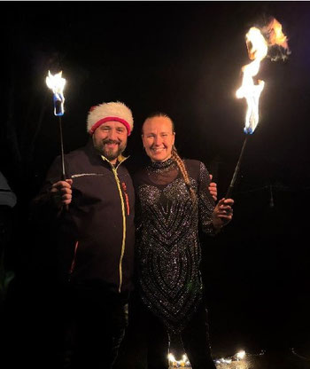 Strahlende Performance im Dunkeln: Sascha Brück (2. Vorsitzender) bedankte sich im Namen des gesamten Vorstandes bei Lisa Seeger