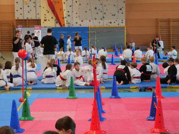 Bild von der Sporthalle mit Aufgebauten Parcour für die Kinder. Karate Kinder Spaß, Spielerisch Lernen. 