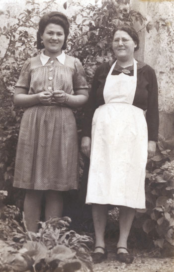 Lucienne et sa mère en tenue de cuisinière.