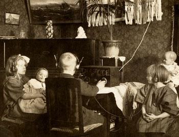 Diese Familie hört ganz genau hin. Bestimmt, weil die Schlagzeilen neu sind. Foto von Flickr.com, Britt-Marie Sohlström