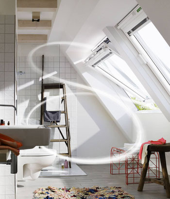 Hohe Luftfeuchtigkeit, etwa nach dem Duschen, sollte durch Lüften schnell aus dem Bad entfernt werden. Foto: Velux