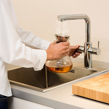 Die Heißwasserarmatur liefert sofort heißes Wasser. So sind Tee und Fertigheißgetränke im Handumdrehen verzehrbereit. Foto: AEG Haustechnik