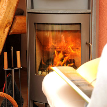 Aufwärmen vor dem Kaminofen. Foto: immoexperten.de / K.-U. Häßler / Fotolia.com
