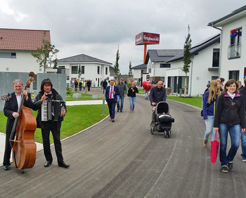 Fertighaushersteller und Musterhausparks wie die FertighausWelt Günzburg geben am Tag des deutschen Fertigbaus wertvolle Anregungen für die Realisierung individueller Traumhäuser. Foto: BDF