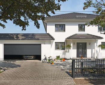 2015 bietet der Tor- und Türhersteller Hörmann das Automatik-Sectionaltor RenoMatic 2015 erstmals auch als Doppelgaragentor zum Aktionspreis ab 1.798 Euro (UVP) an. Foto: Hörmann