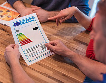 Auf dem Portal www.intelligent-heizen.info erfahren Verbraucher, was das Label aussagt und warum sich die Sanierung einer ineffizienten Anlage lohnt. Foto: Intelligent heizen/VdZ