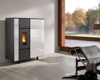 Moderne Kaminöfen sind erheblich effizienter und umweltfreundlicher und bieten mehr Komfort, indem Sie beispielsweise mit dem Smart-Home-System verknüpft und so bequem mit Handy oder Tablet gesteuert werden können. Foto: Wodtke
