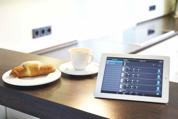 Morgendliche Routine: Wenn die Kaffeemaschine den Wachmacher automatisch vorbereitet, sind Energieschub und gute Laune garantiert. Foto: Hager Vertriebsgesellschaft